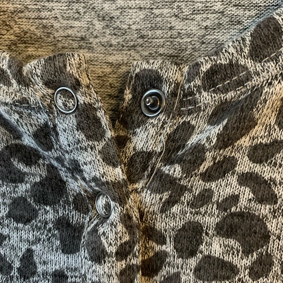 Sweet Romeo Womens Long Sleeve Thumbhole Top, XL, Like New, Snap Button Closure - Picture 4 of 12